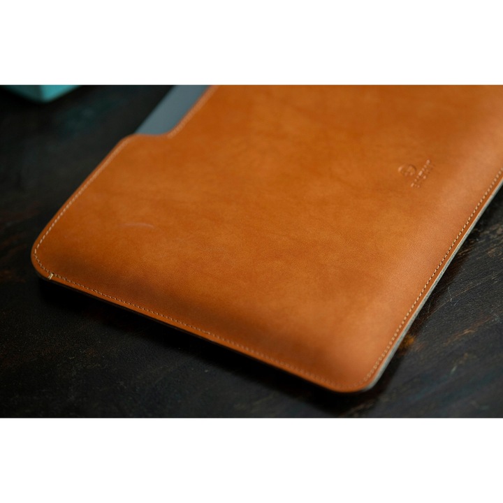 Etui laptop Baltan din piele naturala pentru MacBook Air 13 M3, culoare maro, design minimalist, protectie avansata