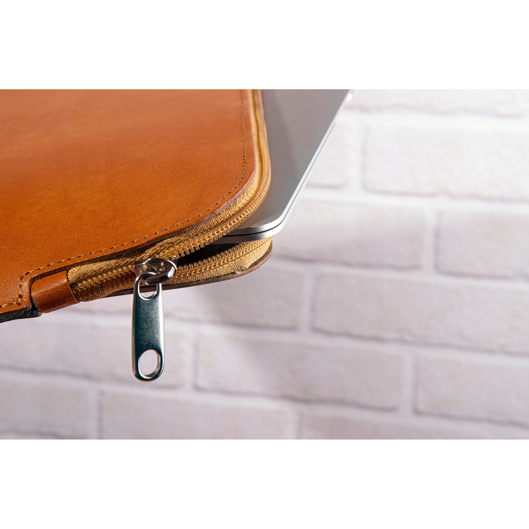 Etui laptop 14.2", Baltan, piele naturala, zip, culoare deschisa, dimensiuni adaptate pentru laptopuri subtiri