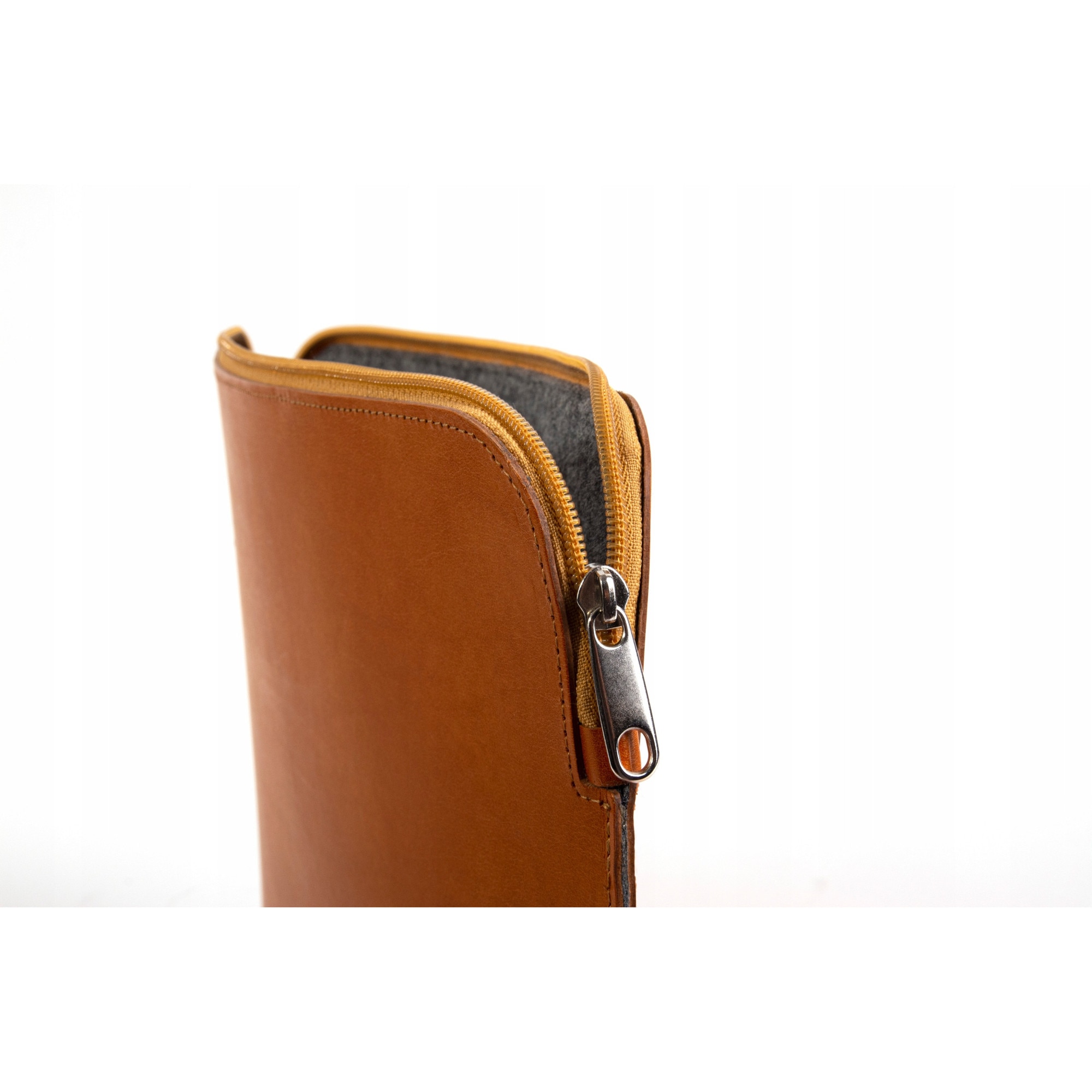 Etui laptop 14.2", Baltan, piele naturala, zip, culoare deschisa, dimensiuni adaptate pentru laptopuri subtiri