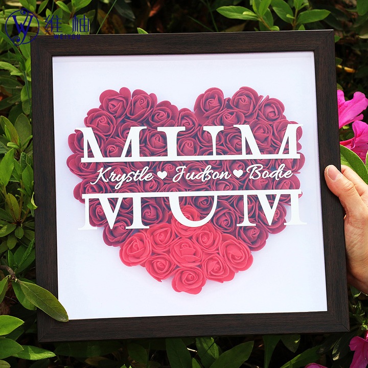 Tablou 3D cu flori handmade, cadou pentru Mama, rama neagra 28.5x28.5cm, fundal alb cu trandafiri rosii