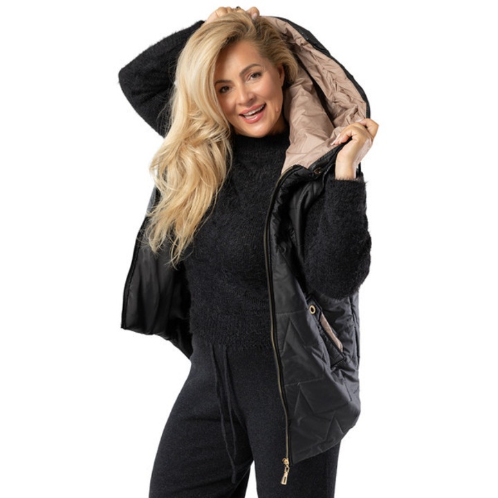 Vesta dama matlasata Plus Size cu gluga, buzunare laterale si fermoar, culoare negru, model MARINA – Agrafka S