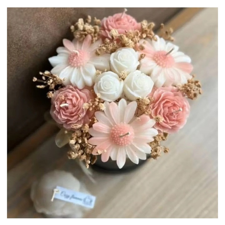 Aranjament floral Victiny, 9 flori din ceara de soia parfumata si flori naturale uscate, cutie