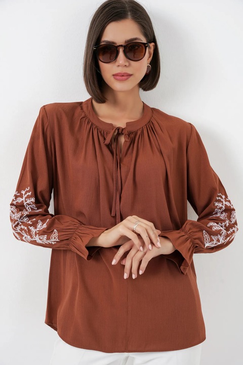 Bluza dama Big Dart, broderie la gat, inchidere cu siret, rosu caramiziu, poliester