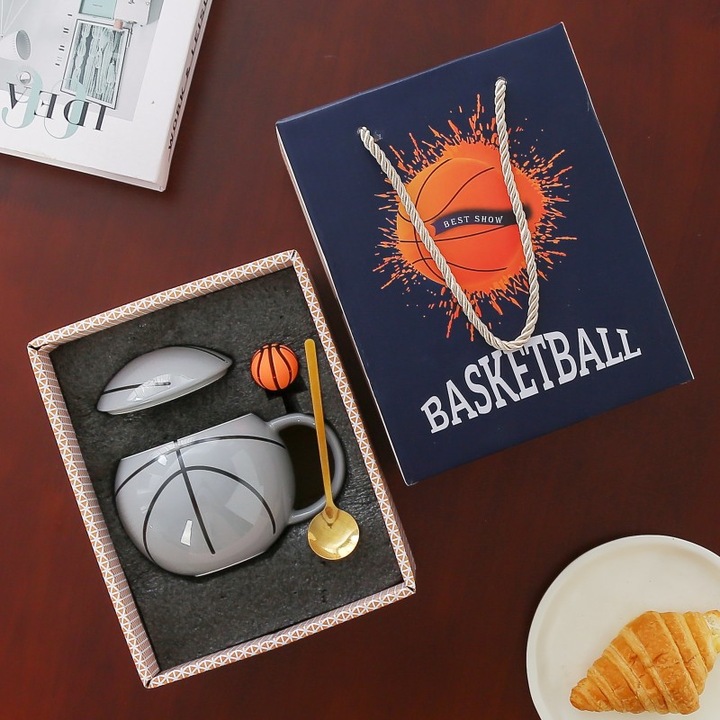 Cana ceramica tematica baschet, set cu capac si lingurita, 400ml