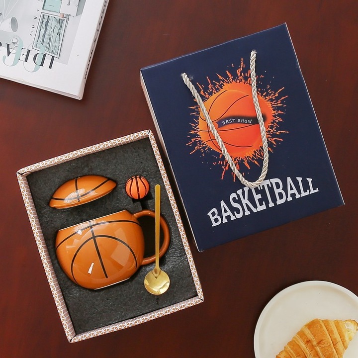 Cana ceramica tematica baschet, set cu capac si lingurita, 400ml