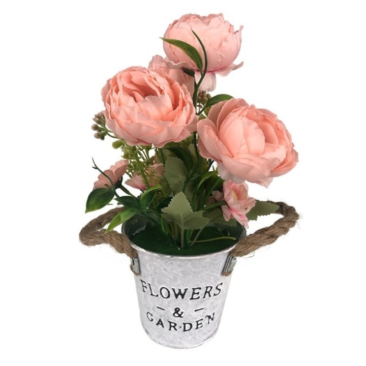 Ghiveci din metal, in forma de galetusa cu manere din sfoara, cu bujori din plastic, 15x27 cm