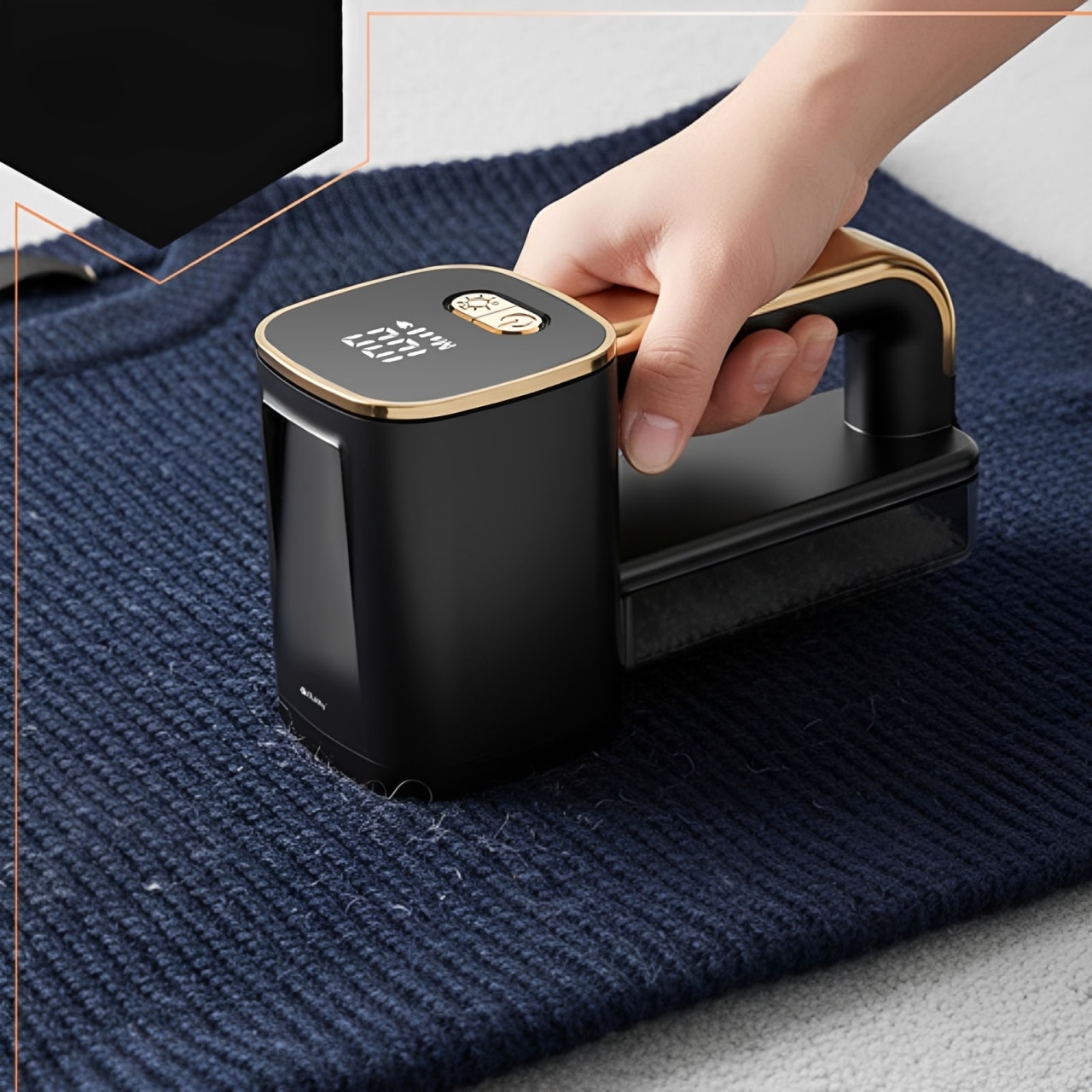 Aparat electric pentru curatarea scamelor Delicate Clothes idealSTORE, Afisaj digital si lumina LED incorporata, Reincarcabil prin USB tip C, Reglarea vitezei in 3 trepte, 6 lame din inox pentru eficienta, Timp maxim de utilizare 120 de minute