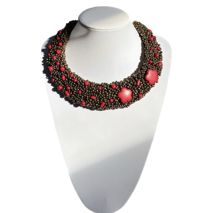 Colier statement handmade, howlit roșu și mărgele metalizate bronz antic, lungime ajustabilă, lățime maximă 4, 5 cm