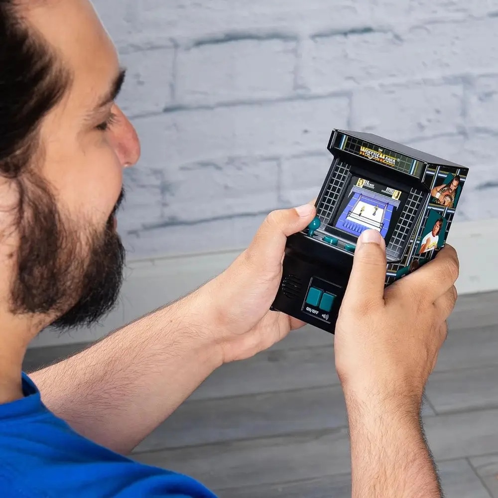 Mini consola verticala Classic WWE™ MyArcade, Basic Fun, portabila, destinata single player, grafica autentica arcade, display color LCD, gameplay original, difuzoare frontale, control volum, joystick/butoane stil retro, compatibila baterii 3 x AA, negru