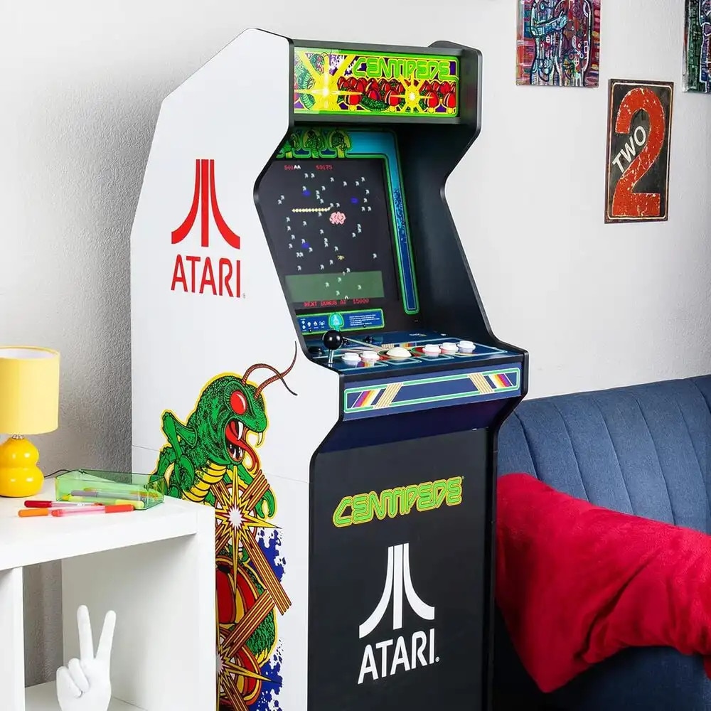 Consola verticala 40 jocuri Atari Centipede Asteroids Ultra™, ARCADE1UP, H 154 cm, destinata single player/2 players, display color 17”, 34 jocuri bonus Atari Arcade/Atari 2600, panou superior iluminare Marquee, mod Free Play fara fise, alb