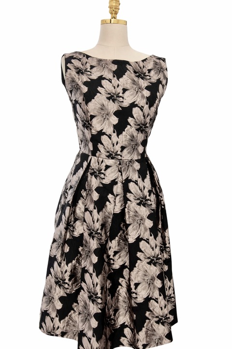 Rochie de seara clos, imprimeu floral roz pudrat pe fundal bleumarin, decolteu barca, marime M INTL