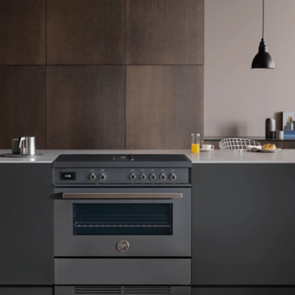 Aragaz electric cu plita pe inductie si hota integrata clasa A Bertazzoni, colectie Professional, Air-Tec, 90 cm, 10 programe cuptor, 4 zone gatire plita, temperatura reglabila, iluminare interioara duala, 2 zone Bridge, 9 trepte viteza hota, antracit