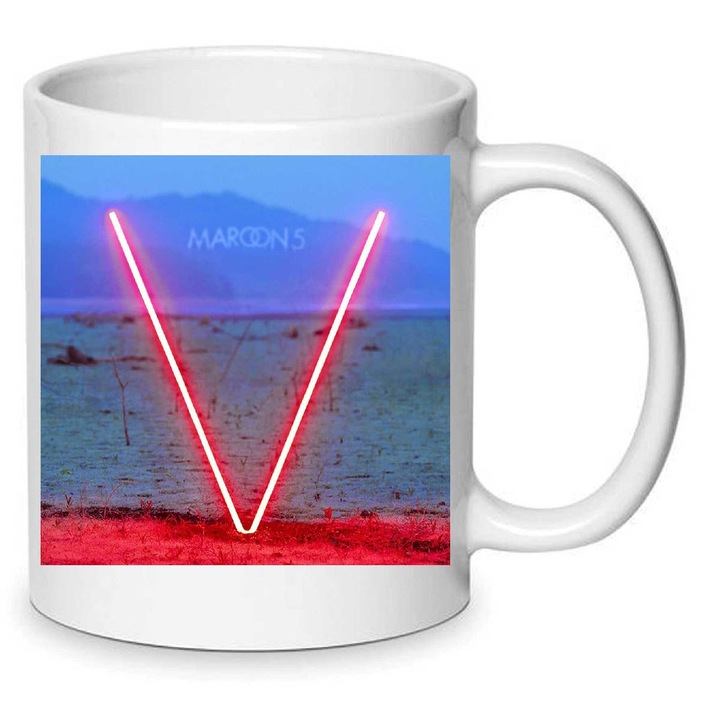 Cana Maroon 5 No6, ceramica alba, 330ml, design cu imprimeu de inalta calitate, lavabila la masina de spalat.