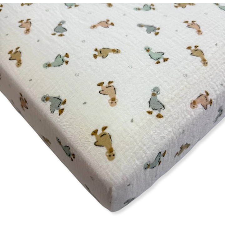 Cearceaf cu elastic pentru patut, Dartomik, 90x50cm, bumbac muslin, alb cu model rate