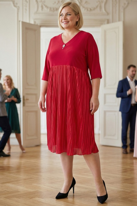 Малинова рокля с брошка и плисирана панделка