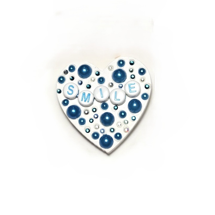 Brosa handmade Inima din lemn, alba cu strasuri colorate, 4 cm