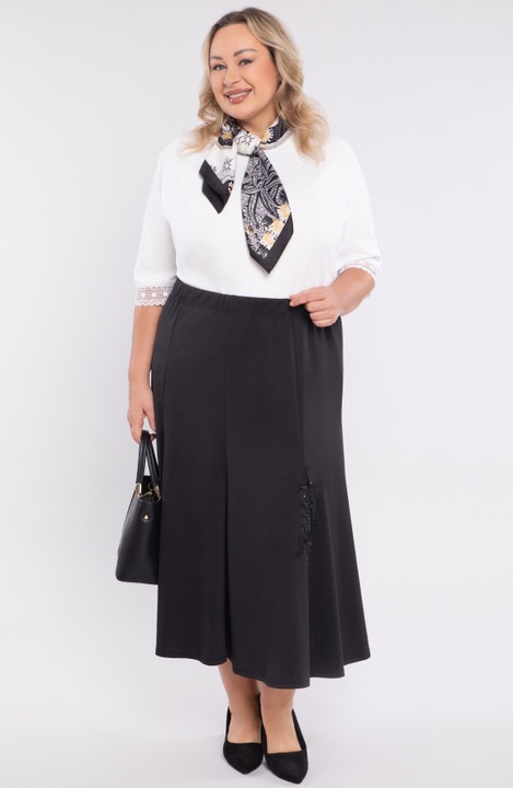 Fusta neagra cu broderie si strasuri