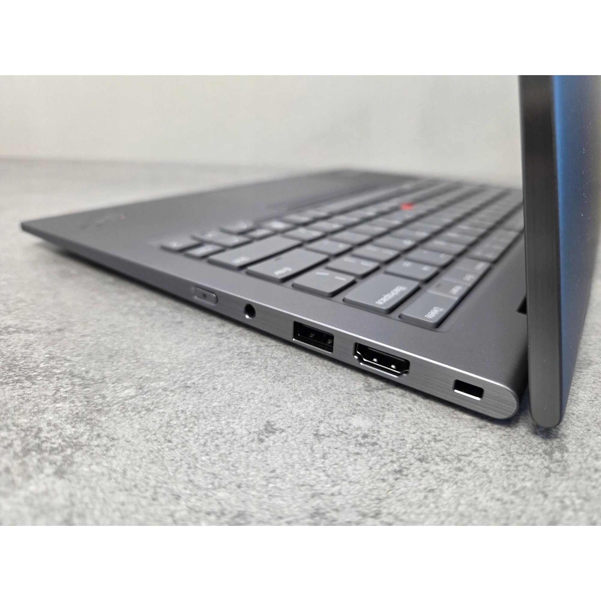Laptop Lenovo ThinkPad X1 Gen 9, procesor Intel Core Ultra 5 135U, 16GB RAM, 512GB SSD, 14" WUXGA, touchscreen, Windows 11 Professional
