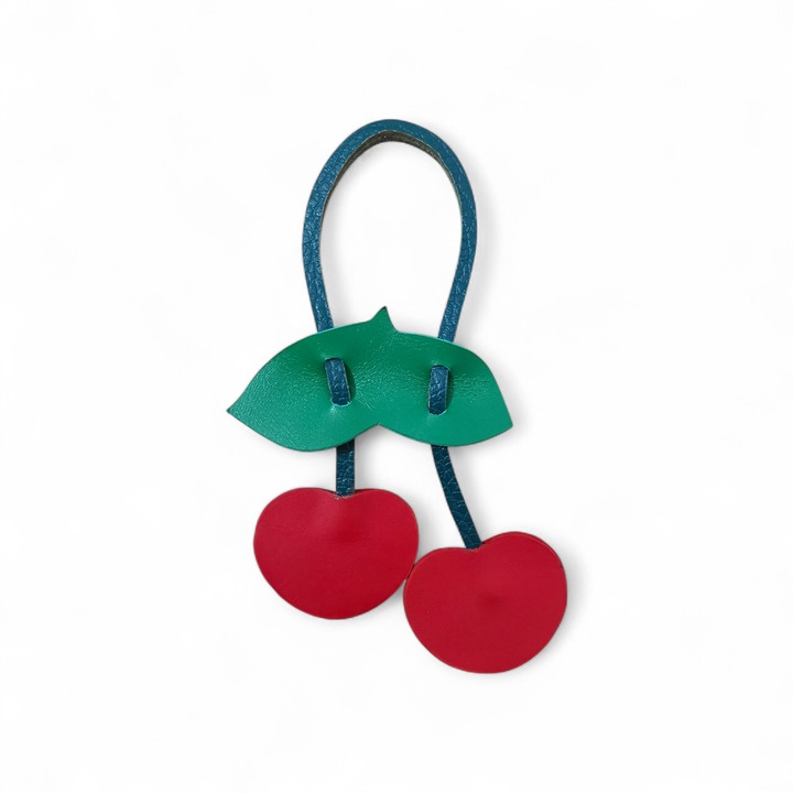 Accesoriu geanta Cirese din piele, breloc decorativ geanta/rucsac, handmade, culoare rosu, lungime 14 cm
