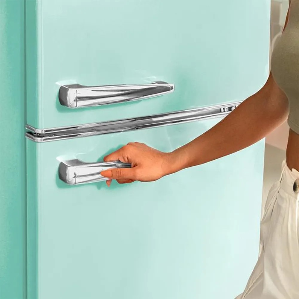 Frigider Retro Cecotec, Bolero CoolMarket 2D Origin, H148.5 cm, capacitate toatala 215 litri, iluminare interioara, manere ergonomice, rafturi din sticla, alarma acustica usa deschisa, control temperatura prin rotita, picioare reglabile, turcoaz