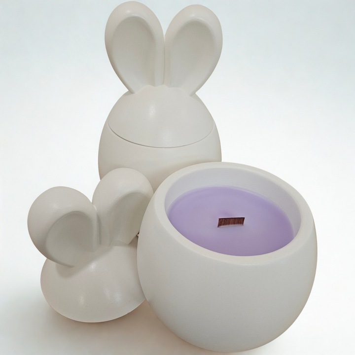 Свещ NOBAMO Zajko, бяла с ръчно изработен керамичен съд, виолетов веган восък, аромат на слива и ревен, 16см