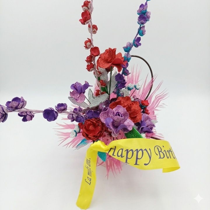 Aranjament Floral Artizanal, Happy birthday, Mix de flori artizanale cu glitter Suport alb cu manere negre Multicolor "Cadou aniversar special Flori nemuritoare cu mesaj festiv 35cm