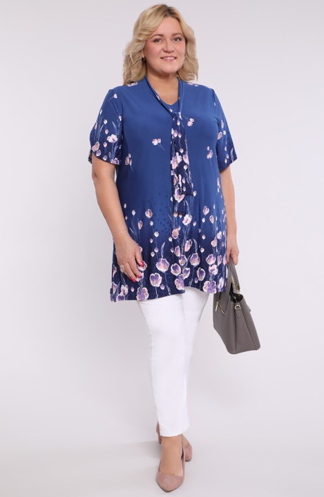 Kék tunika rózsaszín virágos nyakkendővel