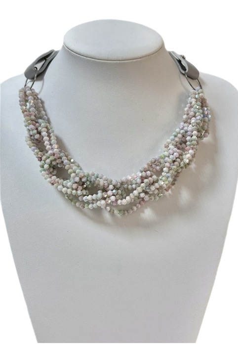 Colier impletit din margele de sticla fatetate cu inchidere din piele naturala