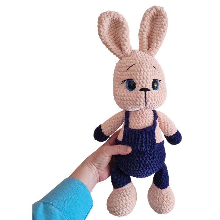 Iepuras crosetat manual, salopeta Bleumarin