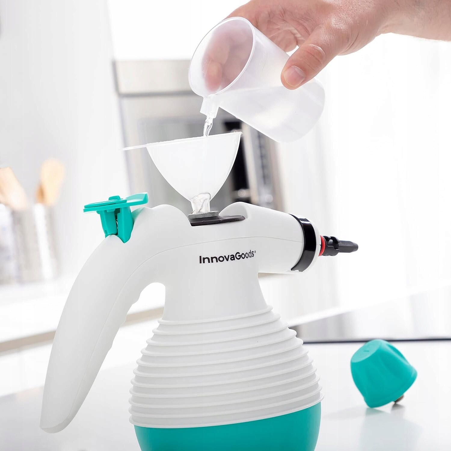 Aspirator cu aburi Innovagoods, multifunctional, 1000W, curatare rapida, 3 bar, alb