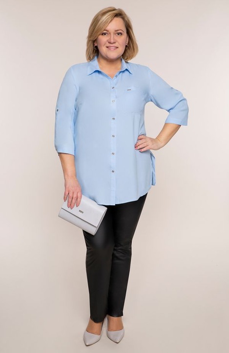 O camasa lunga albastra cu maneci pana la cot