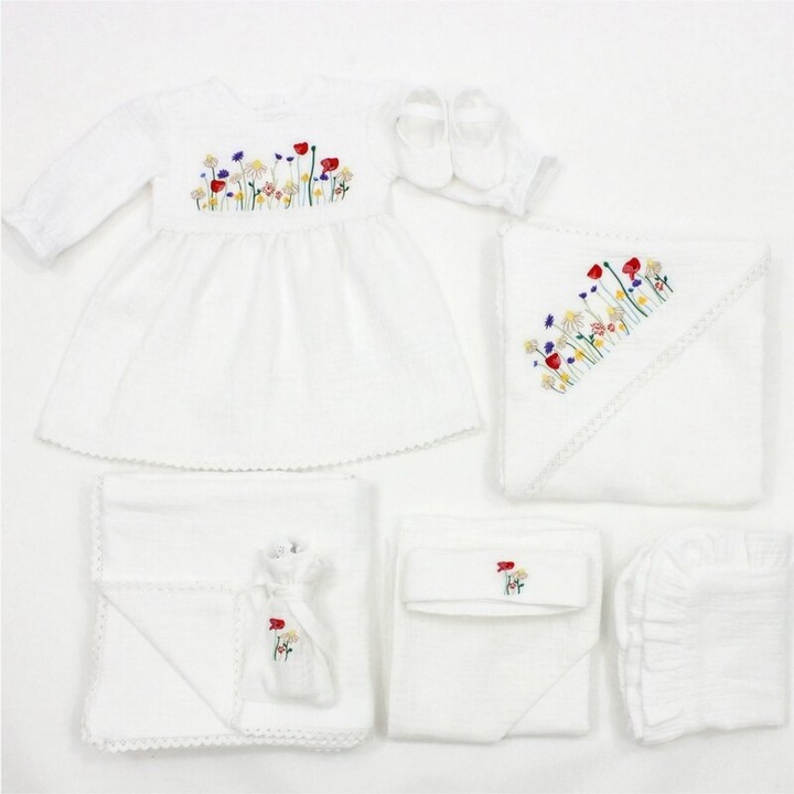 Trusou botez PRICHINDEL, 8 piese, rochita de muselina 52-62cm, paturica 80x100cm, flori, pentru fete