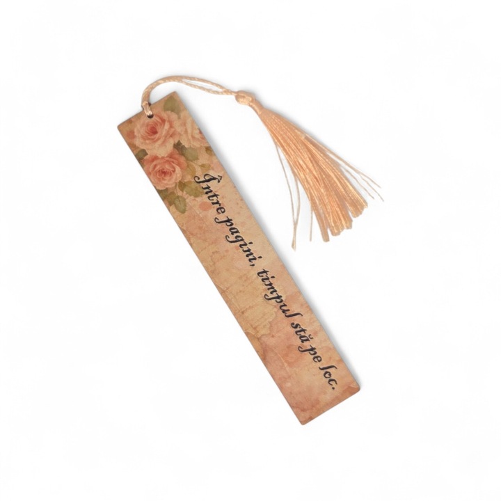 Semn de carte din MDF lucios cu design fata verso si mesaj " Intre pagini, timpul sta pe loc.". Realizat din MDF rezistent, cu ciucure textil, multicolor. Cadou inspirat pentru cititori