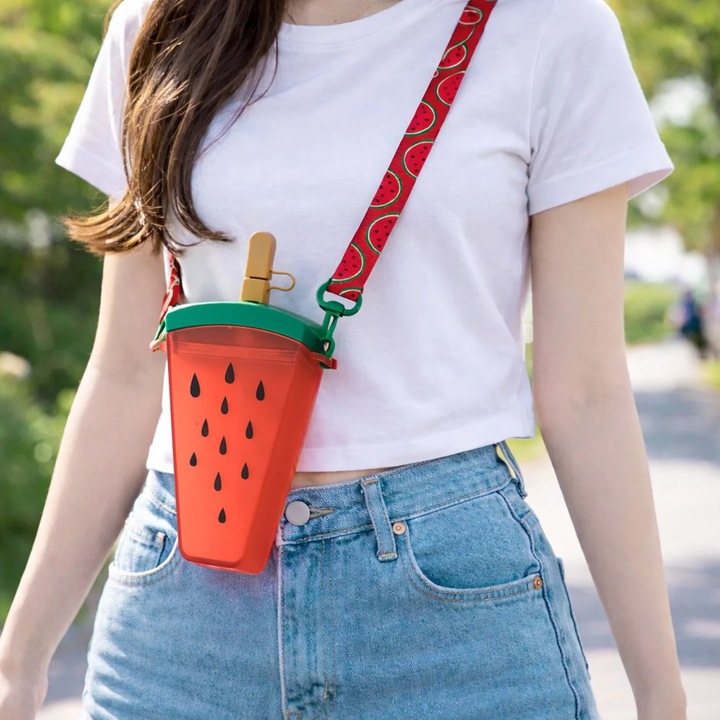 Sticla Apa Forma Pepene Verde ANTBRO®, Bidon cu Pai si Curea Gat, 0% BPA, Recipient 350ml, Plastic si Silicon, Design Vara Refresh, Ideal Plaja, Plimbare si Joaca, 22 cm