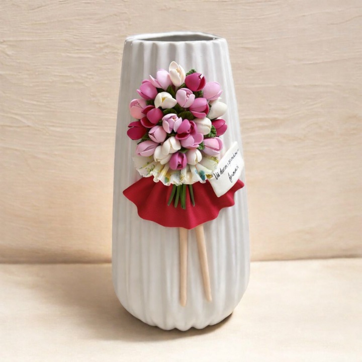 Kézzel díszített kerámia váza, kislány piros/rózsaszín virágcsokorral, 25 cm