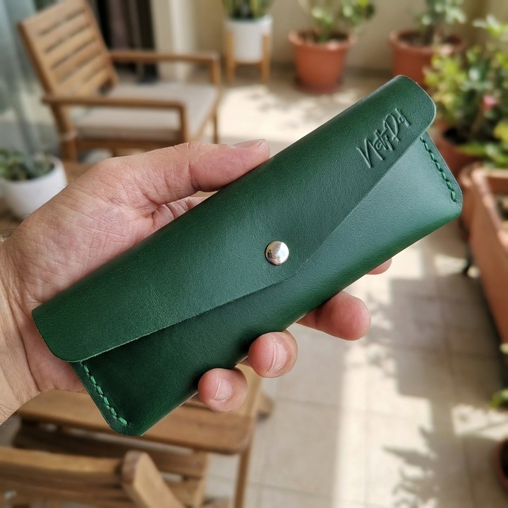 Penar din piele naturala pentru pixuri, stilouri si ochelari, handmade, verde cu ata verde