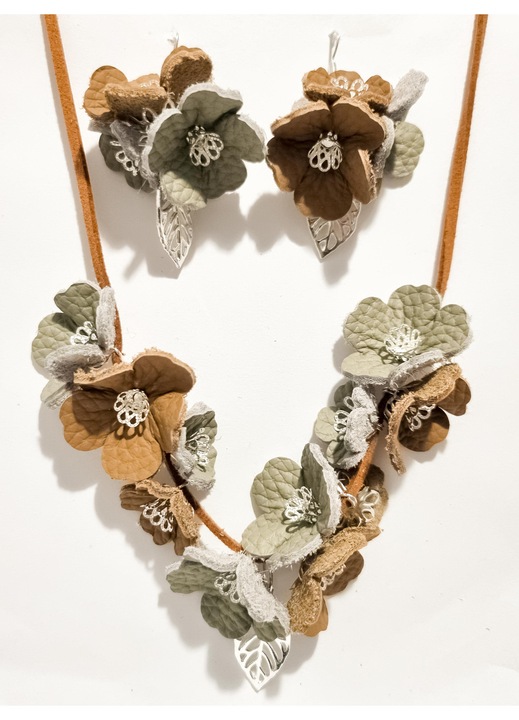 Set cercei cu pandant din piele naturala, bicolor, tip Floare