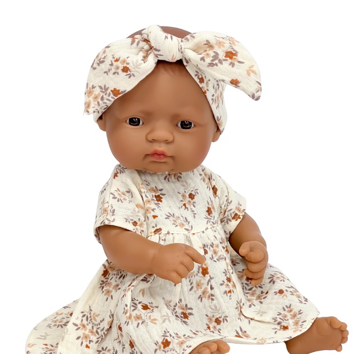 Papusa bebelus Miniland 32cm, Latina + set de haine Przytullale