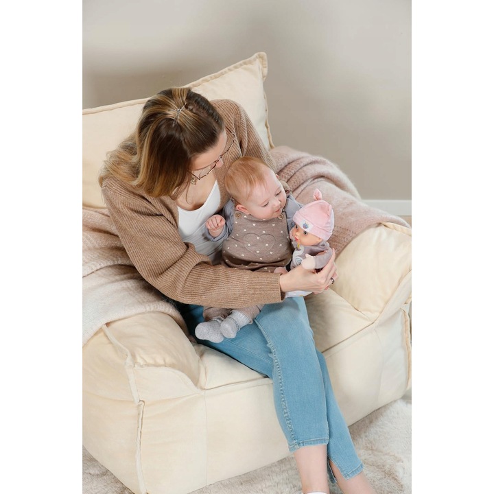 Papusa BABY born Sweetie Mauve, 30 cm, cu corp moale, gri, cu zornaitoare, pentru bebelusi