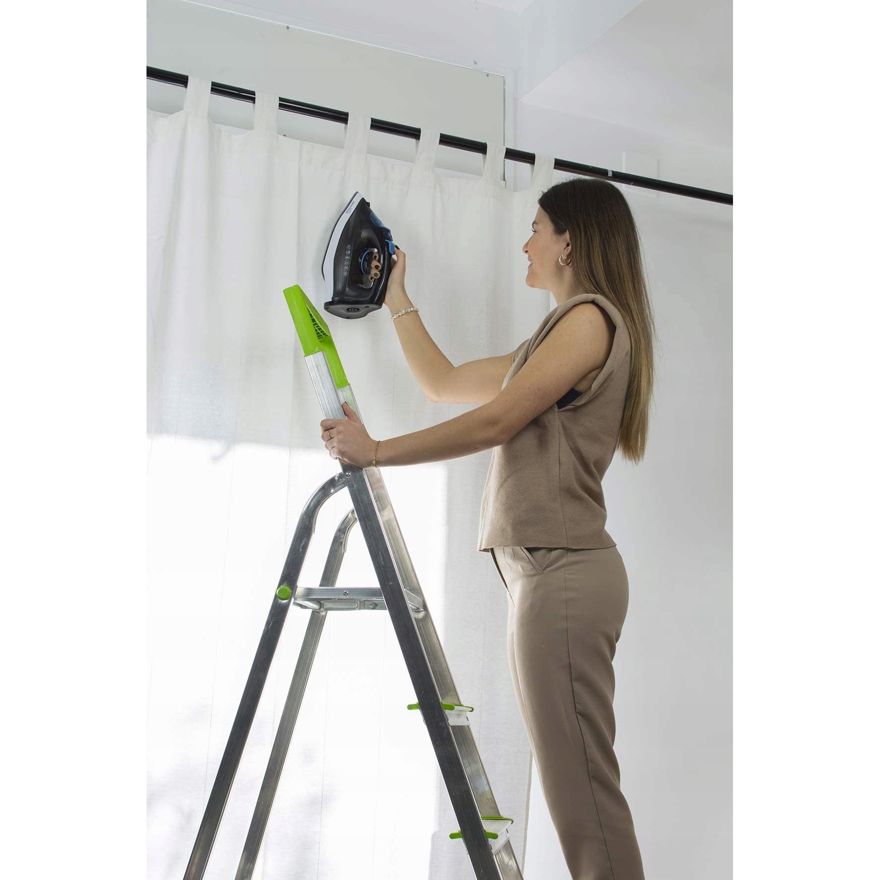 Fier de calcat fara fir Starlyf, 2400 W, placuta ceramica, abur vertical, capacitate rezervor 320 ml, negru