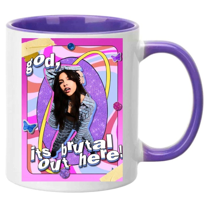Cana ceramica Olivia Rodrigo No.3 - "It's Brutal Out Here", 330ml, alb si mov, rezistenta la masina de spalat.