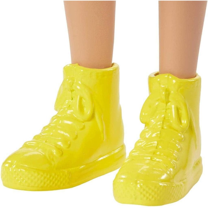 Papusa modala, bruneta, fusta albastra stralucitoare, accesorii colorate, 3 ani+