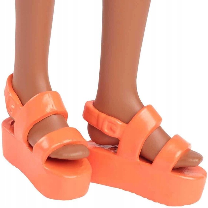 Divatbaba, fekete hajjal, narancssárga-fehér kockás ruhával, kiegészítőkkel: nyaklánc és szandál, többszínű, 3 éves kortól