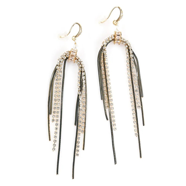 Cercei lungi cu strasuri, lanturi negre si detalii aurii