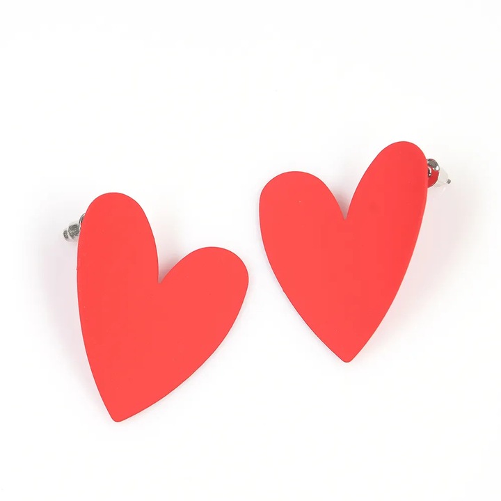 Cercei in forma de inima rosie cu design minimalist
