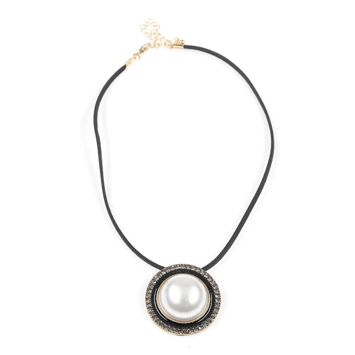 Colier negru cu pandantiv rotund si perla