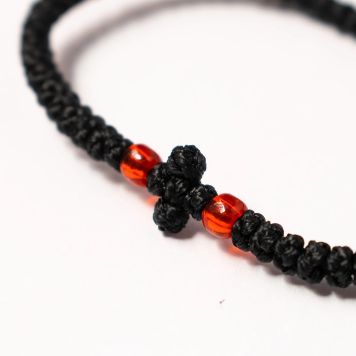 Bratara cu Nod in Forma de Cruce si Margele Rosii – Protectie si Credinta