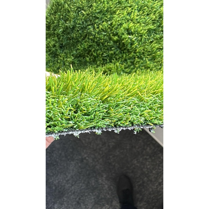 Gazon Artificial Premium Covorexpert C38, Lungime Fir 38 mm, Latime 1m, Marime 100 x 1100 cm, 2 Nuante de Verde, Fire Drepte si Carliontate, Imitatie Perfecta Gazon Natural, Polipropilena, Curte, Terasa, Piscina 100 x 1100