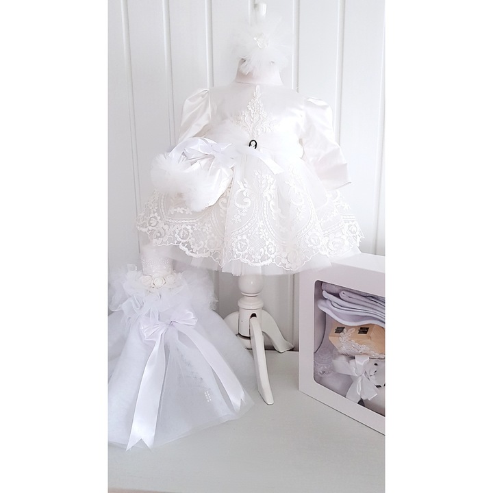 Set botez fetita Anda, rochita alba din satin si dantela, trusou complet, 0-12 luni