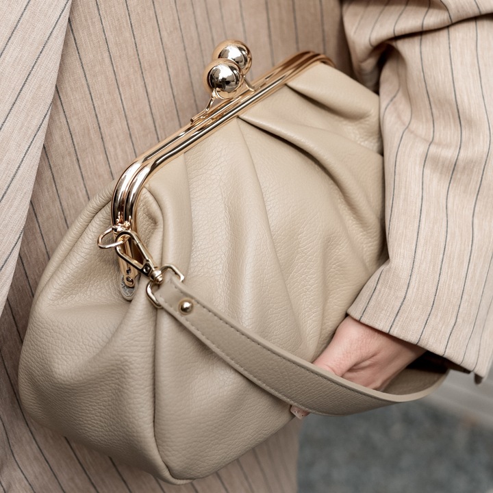 Moranti elegáns valódi bőr kézitáska, arany részletekkel, bézs, 126x60cm